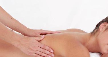 mulher desfrutando de uma massagem nas costas video