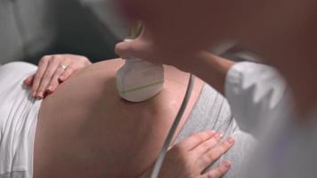 donna incinta all'appuntamento di ecografia video