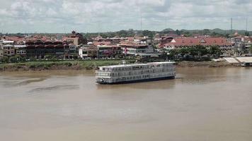 navio de cruzeiro fluvial chegando ao porto em Kampong Cham video