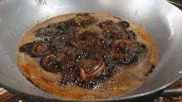 serpenti fritti nel wok