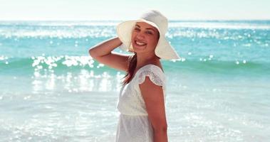 vrouw in witte jurk op het strand