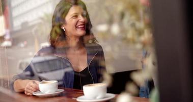 Mann und Frau nippen an ihrem Kaffee im Café video