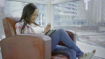 mulher hispânica com um tablet em condomínio em 4k urbano