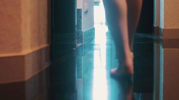 vista della donna elegantemente a piedi in bagno in appartamento. gambe sexy. pavimento. a passeggio video
