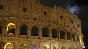 Coliseo de noche en Roma Italia video