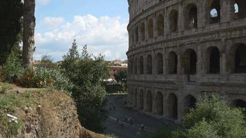 italien solig dag berömd rom stad colosseum trångt promenader panorama 4k