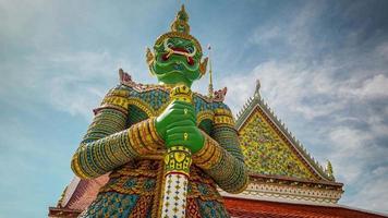 Thailand Tag berühmte Wat Arun Bangkok Tempel Dämon Wächter 4k Zeitraffer video