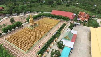 Vista aerea al buddha phuttha utthayan makha bucha anusorn, thailandia video