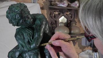 sculpteur travaillant sur sa statue