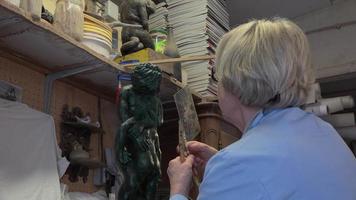 Bildhauer arbeitet an seiner Statue