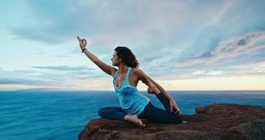 kvinna som utövar yoga video