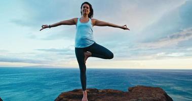 vrouw beoefenen van yoga video