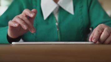 dolly: volwassen vrouw raakt een tablet-pc op een tafel video