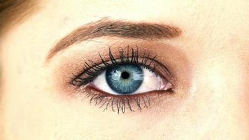 close-up macro de olho humano feminino piscando 4k video