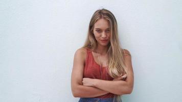 modische junge Modelfrau posiert video