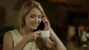 einsame Frau in einem Café video