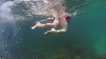 kvinna som kör snorkel under havet