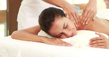 massagista fazendo massagem para relaxar mulher video