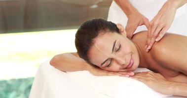 massör ger massage för att koppla av kvinna video