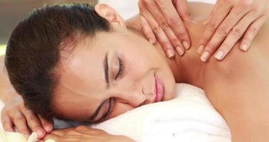 masseuse die massage geeft om vrouw te ontspannen video