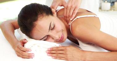 masajista dando masaje para relajar mujer