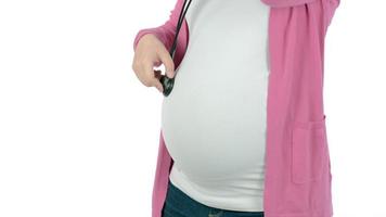 donna asiatica incinta isolata su bianco