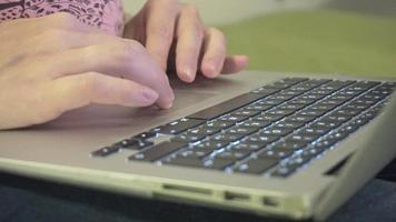 gravid kvinna använder en dator