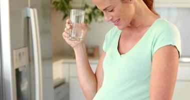 femme enceinte, à, verre eau