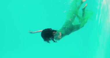 sexig kvinna som dyker in i poolen