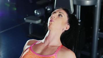 Porträt einer Frau, die intensiv trainierte. weibliches Bodybuilding video