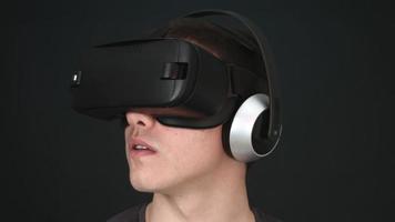 skrattande ung man som bär vr-headset och upplever virtual reality video
