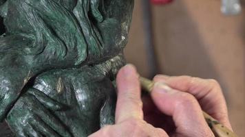 escultor trabalhando em sua estátua video