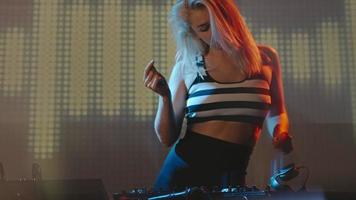 blonde vrouw djing in club video