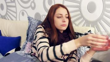 Femme malade au lit boire des médicaments effervescents video