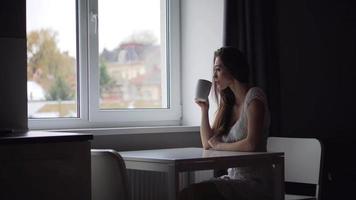 aantrekkelijke brunette vrouw met witte koffiekopje video