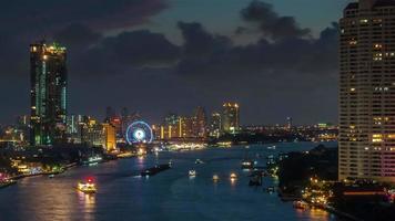 Thailandia Bangkok notte fiume traffico flyer baia panorama 4K lasso di tempo video