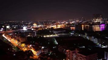 Thailand Nachtlicht Bangkok Stadt Verkehr Straße Kreuzung Hotel Dach Panorama 4k Zeitraffer