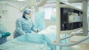 Chirurg führt Herzbypass durch