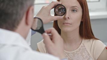 exame oftalmológico de verificação