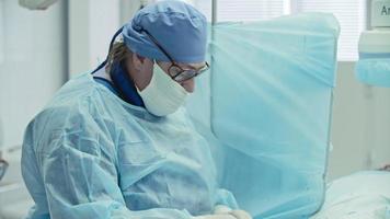 chirurg die een bypass-operatie uitvoert