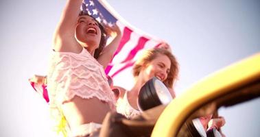 multietnisk grupp av flickor som lyckligt flyger en amerikansk flagga