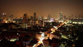Panorama de la calle del tráfico superior de la azotea del hotel flyer del paisaje urbano de Bangkok Tailandia 4k lapso de tiempo video