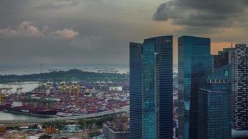 zonsondergang singapore haven en zakenblok 4k time-lapse vanaf het dak