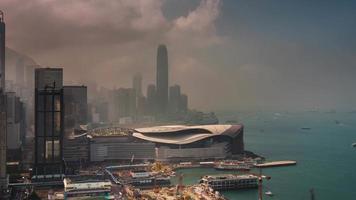 sonniger Nebeltag 4k Zeitraffer von Hong Kong Bay Dachansicht video