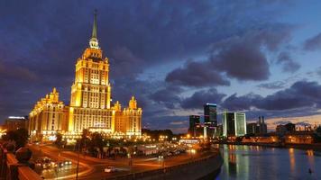 hotell ukraina, Moskva stadskomplex på kvällen, Moskva, Ryssland. Som en del av Moskva Citys komplexa anläggningar kommer det totala värdet på 10 miljarder dollar, timelapse