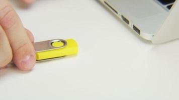 een gele pendrive op een computer aansluiten