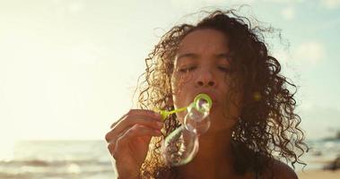 ung kvinna blåser bubblor video