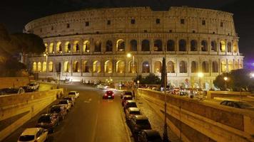 Coliseo de noche en Roma Italia video