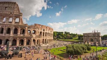 Italië zomerdag beroemdste rome colosseum toeristische drukke panorama 4 k time-lapse video