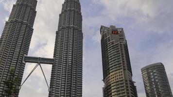 Maleisië zonsondergang avond Kuala Lumpur beroemde petronas twin towers panorama video